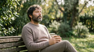 Escena de calma y equilibrio. Persona en la naturaleza o momento de pausa consciente.