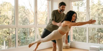 Persona activa en torno a 50 años en movimiento funcional. Natural, sin posado.